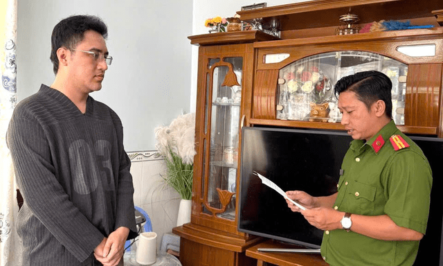 Thi hành lệnh bắt tạm giam, khám xét nơi ở của nhân viên ngân hàng Diệp Văn Vĩnh