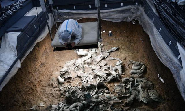 Đào hố tế lễ Tam Tinh Đôi, chuyên gia tìm thấy vũ khí 3.000 tuổi nằm thẳng đứng: Dấu vết ngoài hành tinh?