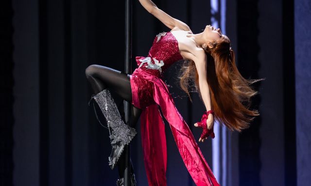 Trang Pháp múa cột, lộn người gây sốt ở Trung Quốc, lọt nhiều top tìm kiếm