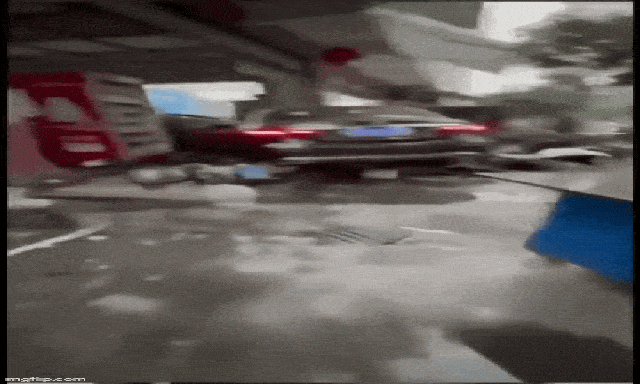 Lấy trộm xe Mercedes gia đình đi thuê, cậu bé 12 tuổi gây tai nạn khiến ít nhất 3 người tử vong 