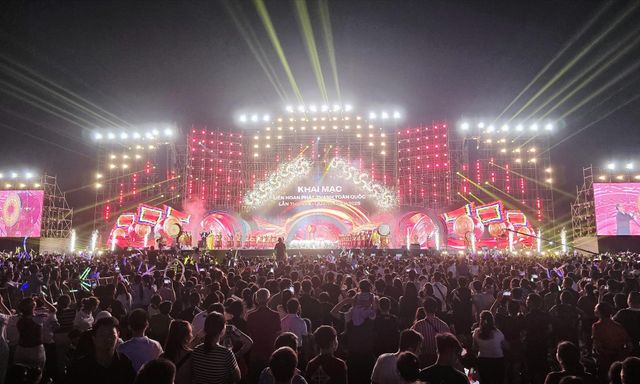  Tổng Giám đốc VOV Đỗ Tiến Sỹ đánh trống khai mạc Liên hoan Phát thanh toàn quốc lần thứ XVII