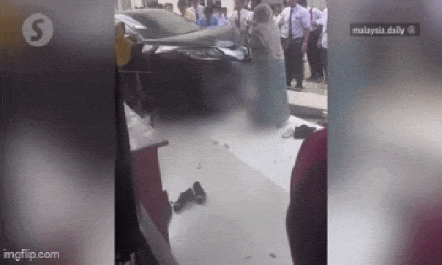 Vô tình nhấn vào chân ga, nữ giáo viên tại Malaysia lái ô tô đâm vào 2 học sinh khiến 1 em thiệt mạng 