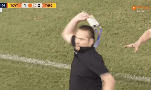 Hành xử phản cảm với trọng tài, HLV châu Âu bị VFF phạt nặng, đội nhì bảng V.League gặp khó