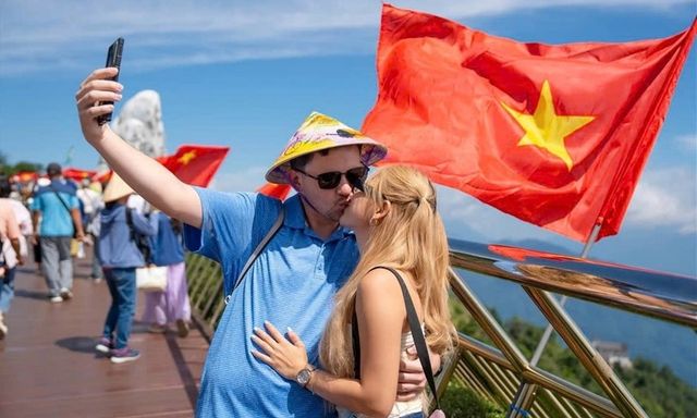 Không chỉ du lịch, nhiều du khách đến Việt Nam để hoàn thiện một thứ đặc biệt cho ngày quan trọng này