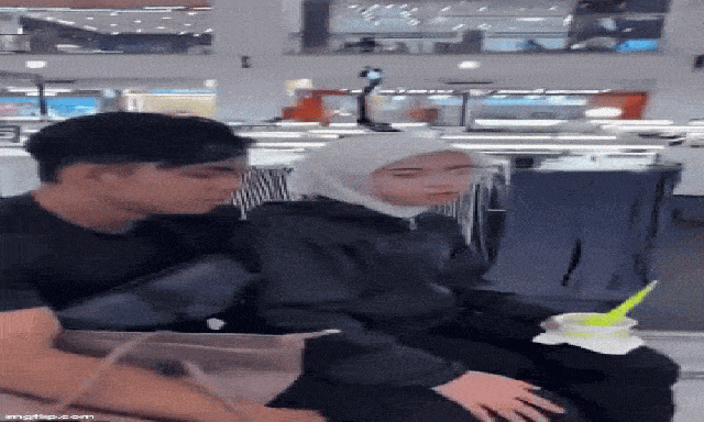 Bắt gặp chồng thân mật cùng cô gái khác, vợ lao đến đối chất và diễn biến không ngờ ngay tối hôm đó