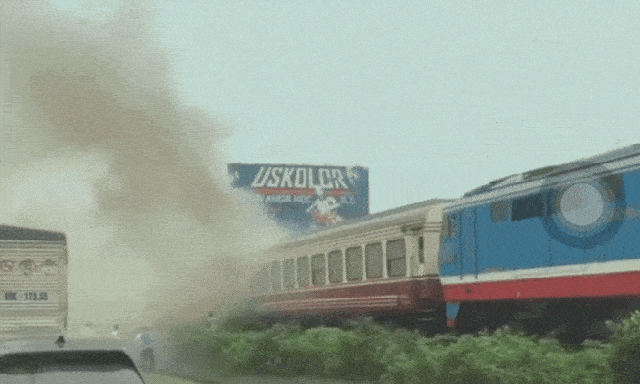 Hiện trường vụ tàu khách Hà Nội - Hải Phòng cháy 2 toa khi đang chạy, cột khói đen bốc cao ngùn ngụt