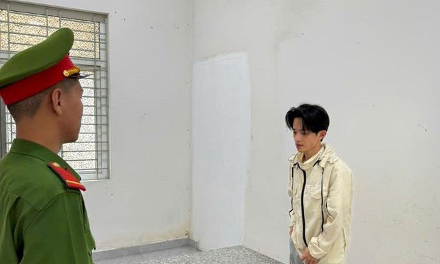 Thi hành lệnh bắt tạm giam 'cô đồng' Nguyễn Đức Quyền SN 2001