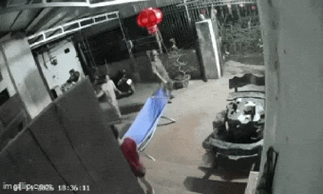 Camera vụ trưởng thôn bị đâm tử vong khi hoà giải mâu thuẫn: Đối tượng lao vào nhà lấy dao 