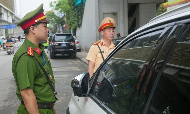  CSGT Hà Nội sử dụng thiết bị đặc biệt để xử lý 1 lỗi vi phạm giao thông phổ biến, các tài xế chú ý