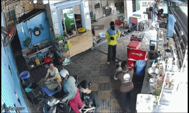 Shipper ngã xe, làm hỏng đơn trà sữa và bánh tráng: Chủ quán lên tiếng sau đoạn clip 