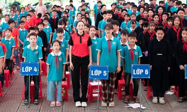 Ca sĩ Bảo Anh hát vang Quốc ca nơi trường bản vùng biên giới