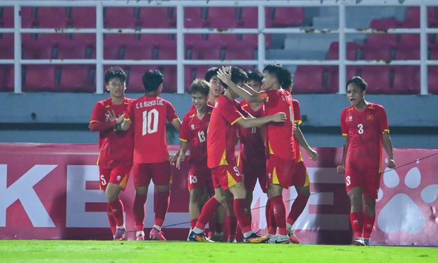 HLV Roland gây sốt với “đội hình lạ”, U17 Việt Nam tạo cú ngược dòng hạ Australia