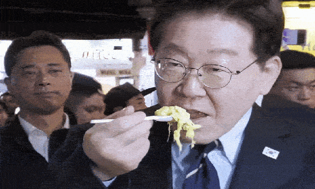 Phản ứng của Tổng thống Hàn Quốc và Phu nhân khi ăn 1 loại quả trên đường phố Việt Nam