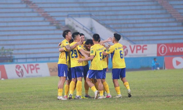 CLB của thầy Park Hang-seo bùng nổ cuối trận, “đánh sập” Phú Thọ trong cuộc đua thăng hạng