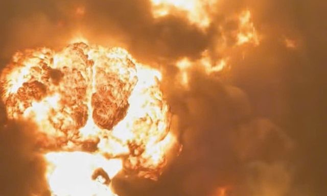 Gần 100 cảnh sát cùng robot dập tắt vụ cháy như quả cầu lửa khổng lồ ở ngoại thành Hà Nội