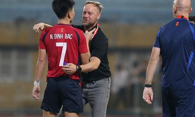 Đình Bắc tỏa sáng rực rỡ, vẫn phải nhận lời nhận xét đầy nghiêm khắc của HLV Mano Polking
