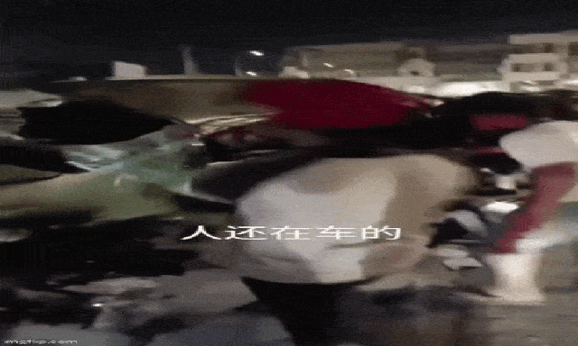 Tài xế gặp nạn rồi tử vong sau khi được người đi đường trợ giúp, clip hiện trường gây tranh cãi