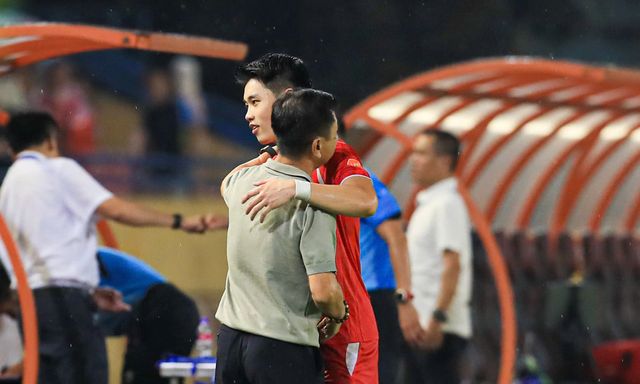 “Lúa chín cúi đầu”: Đình Bắc và cái ôm gợi nhớ lại vụ ồn ào dậy sóng V.League