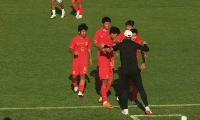 Tuyển Trung Quốc gây sốc khi “đè bẹp” tuyển Italia ngay trên sân khách