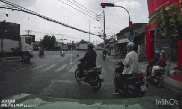 Xe tải lao qua ngã tư, tông chết người rồi húc thẳng nhà dân: Nhân chứng hé lộ thông tin quan trọng