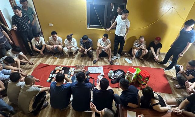  Ập vào nhà Trần Thị Loan SN 1975, công an bắt 25 người