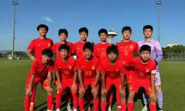 Tuyển Trung Quốc thua đau, “trở về mắt đất” sau trận thắng Italia