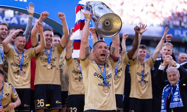 Kiếm bộn tiền nhờ bán bánh mì, “hoàng tử” Podolski vẫn nâng cúp vô địch ở tuổi 40