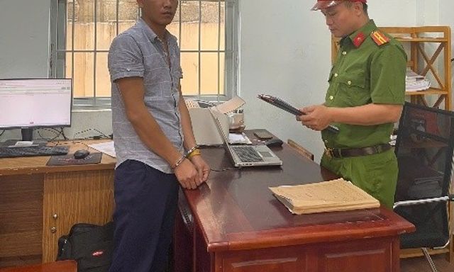 Thi hành lệnh bắt tạm giam 'cò đất' Trần Văn Sỹ SN 1992