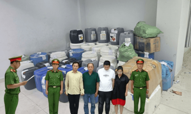 Khám xét khẩn cấp kho hàng, thi hành lệnh bắt tạm giam Trần Minh Thư - Giám đốc Công ty Thư Trần Hớn
