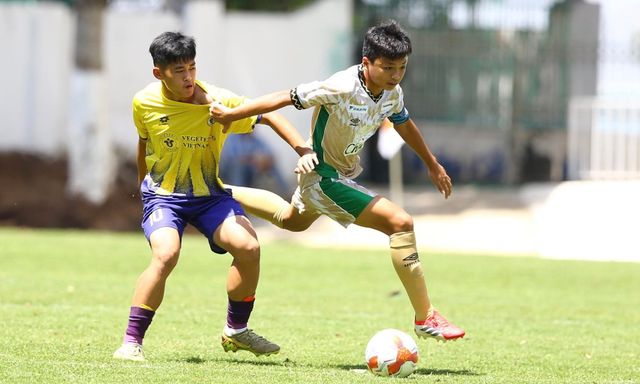 Đội bóng Việt Nam đánh bại đối thủ Thái Lan; cầu thủ Lào lập siêu phẩm từ giữa sân