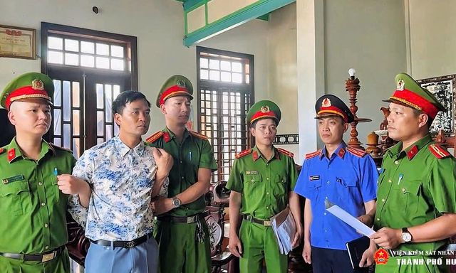 Thi hành lệnh bắt tạm giam, khám xét chỗ ở của chủ tiệm cây cảnh Mai Hoàng SN 1991