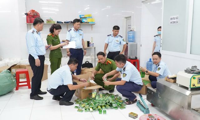 Khám xét khẩn cấp 4 địa điểm, tạm giữ 14 người trong đường dây do Nguyễn Văn Đức 36 tuổi cầm đầu
