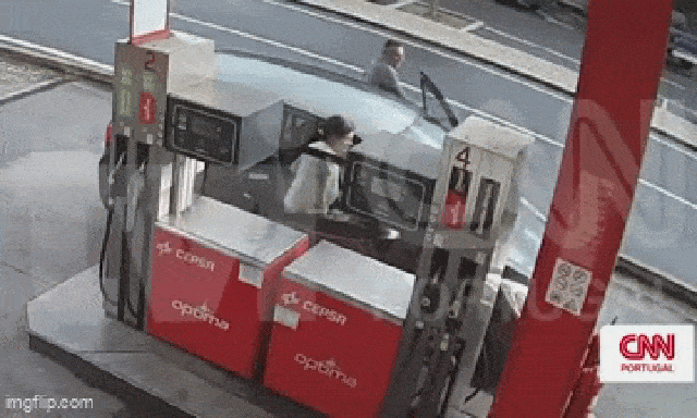 Mẹ và cha dượng lừa 2 con trai vào rừng chơi rồi bỏ rơi, camera ghi lại cảnh tượng đau lòng