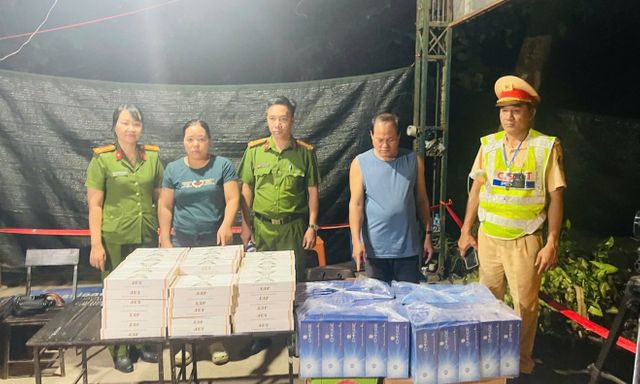 Ra quyết định khởi tố Nguyễn Thị Phương SN 1974 sau khi khám xét xe ô tô