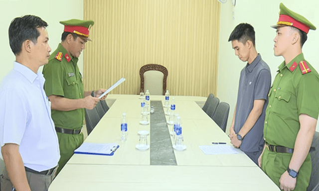 Ra quyết định khởi tố môi giới nhà đất Mai Văn Hoàng SN 1992 
