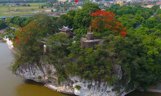 Ngọn núi cao chỉ hơn 20m ai cũng biết tên: Có hàng chục bài thơ, văn khắc trên đá đang trình lên UNESCO
