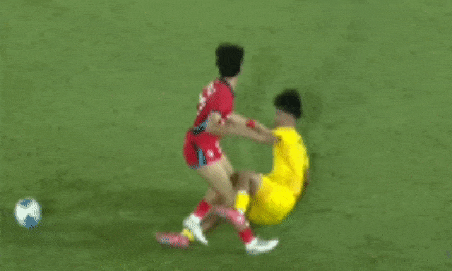 Trọng tài V.League gây tranh cãi ở giải ĐNÁ: Cầu thủ Malaysia đạp vào ngực đối thủ nhưng thoát thẻ đỏ