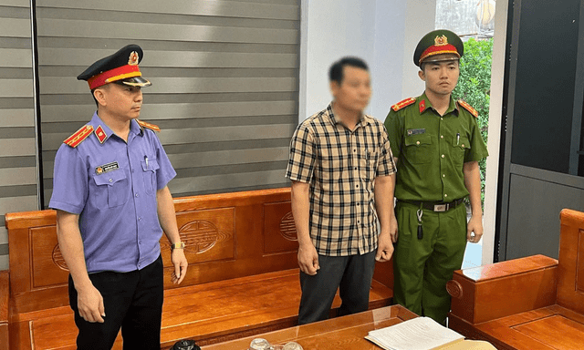 Thi hành lệnh khám xét, bắt tạm giam Hiệu trưởng Nguyễn Văn Đông SN 1978