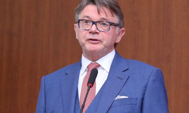 HLV Troussier hé lộ mong muốn tái xuất, điểm đến là đội bóng top 5 thế giới