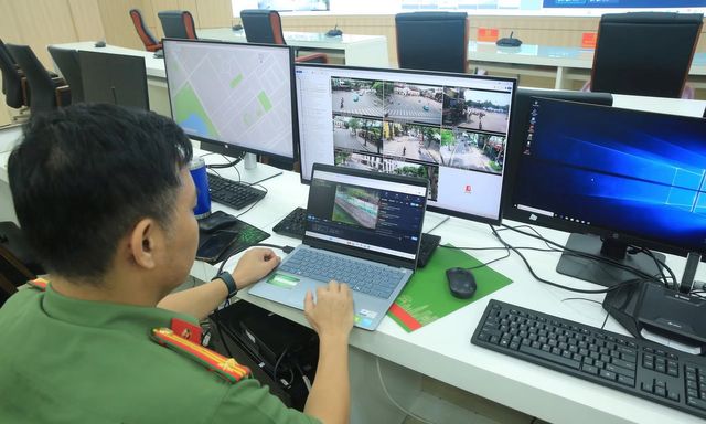 Công an Hà Nội thử nghiệm thiết bị mới để phát hiện vi phạm giao thông, lấn chiếm vỉa hè, đổ rác trái phép