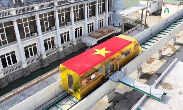 Việt Nam vừa có đoàn tàu dát vàng được chạy thử dưới lòng đất, thiết kế chở được 80 khách