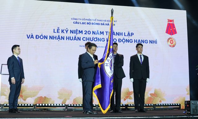CLB Hà Nội đón Huân chương Lao động hạng Nhì, đánh dấu hành trình 20 năm đầy vinh quang