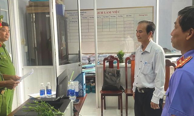 Khởi tố, cấm đi khỏi nơi cư trú nguyên hiệu trưởng Nhan Thanh Liêm 