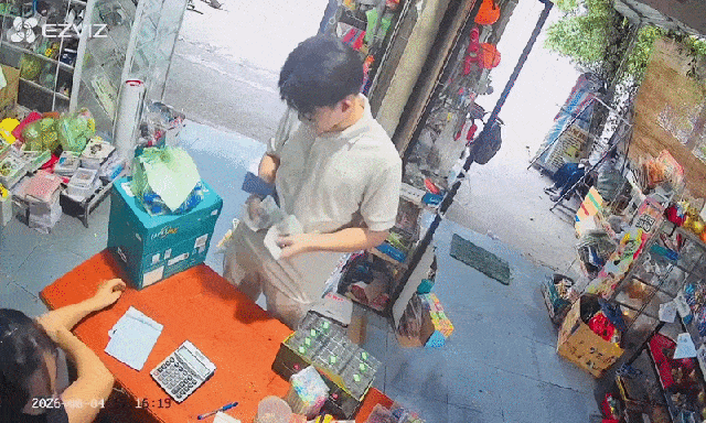 Khách Trung Quốc đưa xấp tiền 500.000 đồng, phản ứng của chủ tiệm ở TP.HCM gây xôn xao 