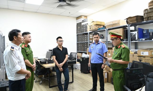 [Ảnh] Khám xét khẩn cấp 5 địa điểm, 3 công ty trong vụ án xâm phạm bản quyền máy tính đầu tiên ở Việt Nam