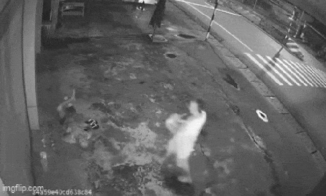 Đang ngủ trên vỉa hè, ông lão bán vé số bị thanh niên lấy đá đập vào đầu: Nguyên nhân gây phẫn nộ