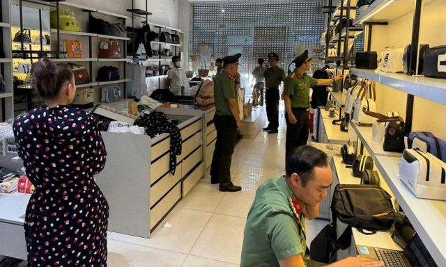16 tổ công tác đồng loạt kiểm tra đột xuất 18 cơ sở kinh doanh kính mắt