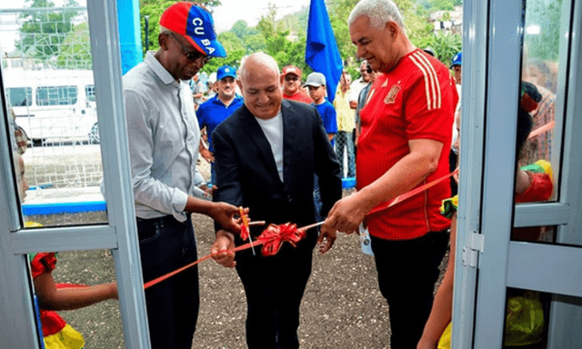 Cuba: Trạm sạc điện quang năng đầu tiên của Holguín đi vào hoạt động, người dân được miễn phí 3 dịch vụ