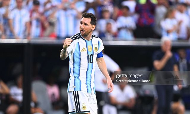 Ghi tên mình vào lịch sử, Messi hết lời ca ngợi Ronaldo