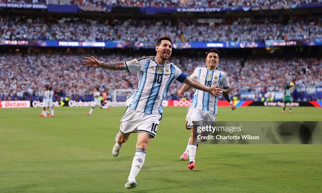Messi ghi bàn vào lưới Algeria